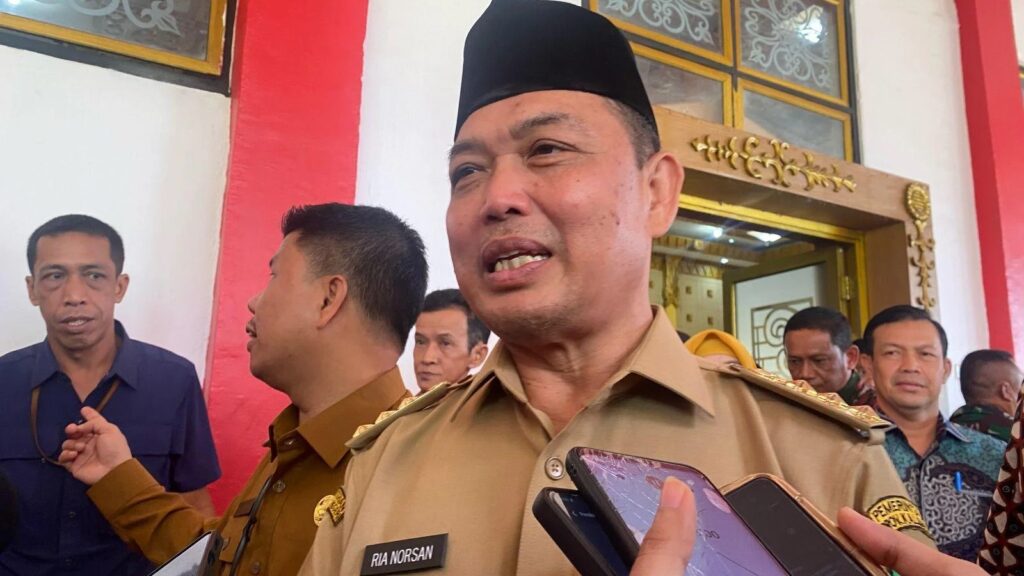 Gubernur Kalbar, Ria Norsan saat diwawancarai di Sambas, Selasa 22 April 2025/Foto Sera/Jejaring Kalbar.