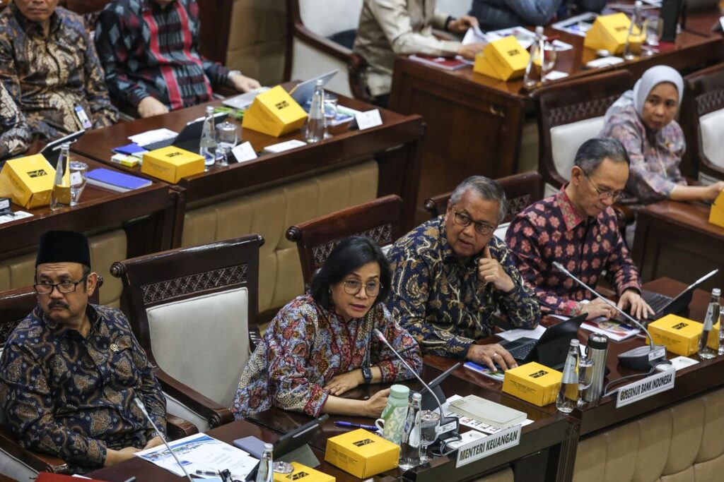 Menteri Keuangan Sri Mulyani Indrawati (kedua kiri) bersama Menteri PPN/Kepala Bappenas Rachmat Pambudy (kiri), Gubernur Bank Indonesia Perry Warjiyo (kedua kanan), dan Ketua DK OJK Mahendra Siregar (kanan) menyampaikan paparan pada Rapat Kerja bersama Komisi XI DPR RI di Kompleks Parlemen, Senayan, Jakarta, Kamis (3/7/2025). Rapat tersebut beragendakan pembahasan asumsi dasar ekonomi makro APBN Tahun 2026. (ANTARA FOTO/Asprilla Dwi Adha)