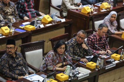 Menteri Keuangan Sri Mulyani Indrawati (kedua kiri) bersama Menteri PPN/Kepala Bappenas Rachmat Pambudy (kiri), Gubernur Bank Indonesia Perry Warjiyo (kedua kanan), dan Ketua DK OJK Mahendra Siregar (kanan) menyampaikan paparan pada Rapat Kerja bersama Komisi XI DPR RI di Kompleks Parlemen, Senayan, Jakarta, Kamis (3/7/2025). Rapat tersebut beragendakan pembahasan asumsi dasar ekonomi makro APBN Tahun 2026. (ANTARA FOTO/Asprilla Dwi Adha)