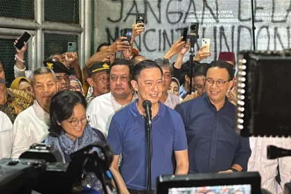 Momen Mantan Menteri Perdagangan Thomas Trikasih Lembong atau Tom Lembong resmi bebas dari Rumah Tahanan (Rutan) Cipinang, Jakarta Timur, pada Jumat malam (1/8/2025)/Bisnis-Jessica Gabriela Soehandoko