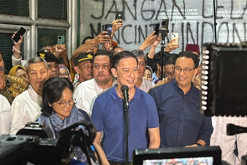 Momen Mantan Menteri Perdagangan Thomas Trikasih Lembong atau Tom Lembong resmi bebas dari Rumah Tahanan (Rutan) Cipinang, Jakarta Timur, pada Jumat malam (1/8/2025)/Bisnis-Jessica Gabriela Soehandoko