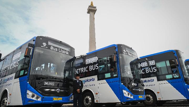 iLUSTRASI: Pengemudi berada di depan Bus Listrik TransJakarta saat diluncurkan di Silang Monumen Nasional (Monas), Jakarta, Selasa, 10 Desember 2024. TEMPO/M Taufan Rengganis