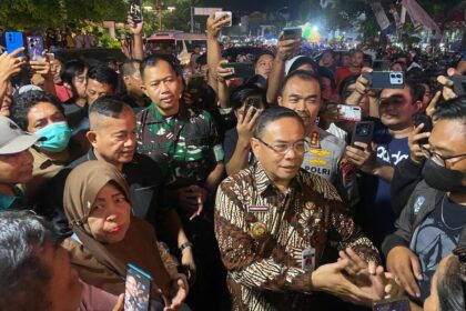 Bupati Pati, Sudewo berjalan kaki mendatangi langsung posko donasi Aliansi Masyarakat Pati Bersatu di depan gerbang Kantor Bupati Pati, Jumat (8/8/2025) malam.(DOKUMEN WARGA PATI)