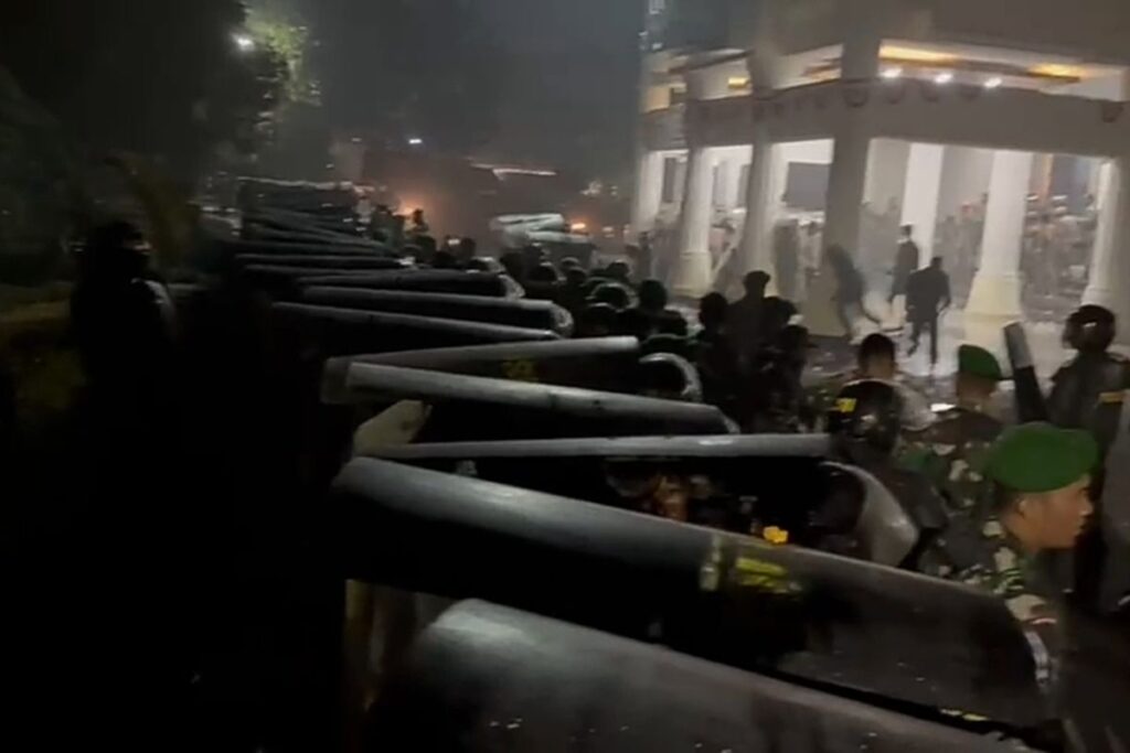 Massa pengunjuk rasa berhasil menjebol kawat berduri dan merubuhkan pagar kantor bupati Bone, Sulawesi Selatan menuntut pembatalan kenaikan pajak 300 persen. Selasa, (19/8/2025).(Abdul Haq Yahya Maulana)