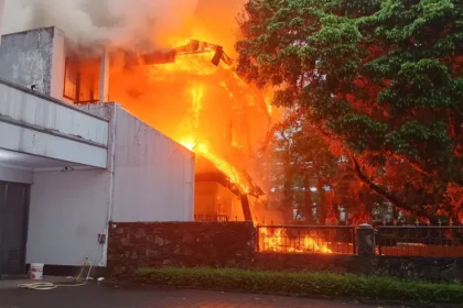 rumah terbakar di Jalan Cilamaya, Kota Bandung. (AyoBandung.com/Gilang Fathu Romadhan)