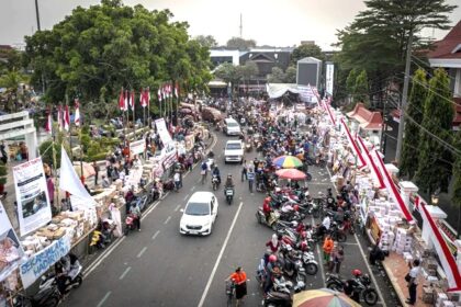 Foto udara suasana posko penggalangan donasi logistik unjuk rasa di depan Kantor Bupati Pati, Kabupaten Pati, Jawa Tengah, Selasa (12/8/2025). Foto: Aji Styawan/ANTARA FOTO
