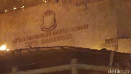 Foto: Gedung DPRD Makassar terbakar. (Dokumen detikSulsel)