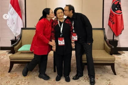 Puan Maharani, Megawati Soekarnoputri, dan Prananda berfoto bersama jelang Kongres PDIP di Bali, Jumat (1/8/2025). Dok Instagram Puan Maharani