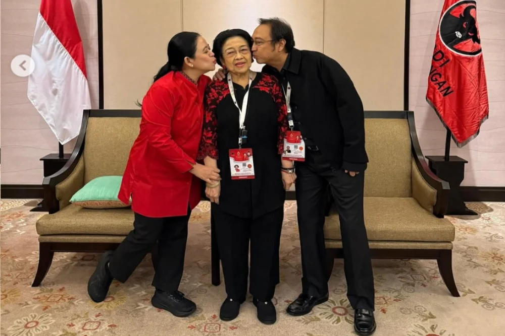 Puan Maharani, Megawati Soekarnoputri, dan Prananda berfoto bersama jelang Kongres PDIP di Bali, Jumat (1/8/2025). Dok Instagram Puan Maharani