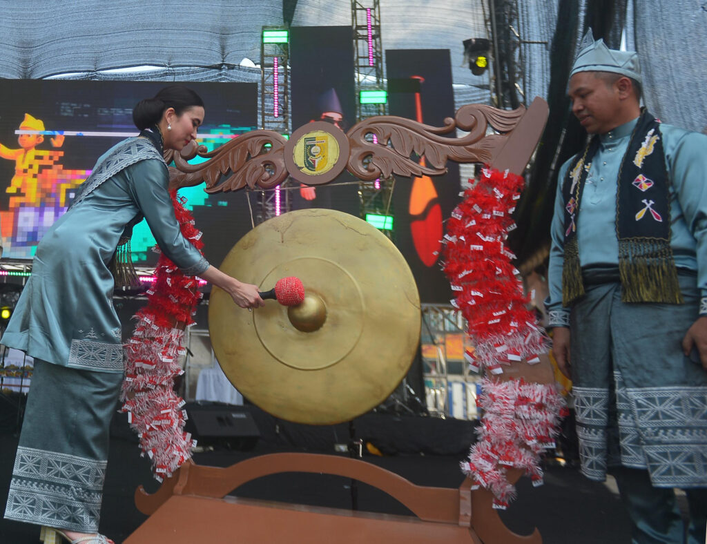 Menteri Pariwisata Widiyanti Putri Wardhana Beserta Gubernur Riau Abdul Wahid dalam Pembukaan Festival Pacu Jalur 2025 di Kabupaten Kuantan Singingi (20/08/2025). Foto. Dok. Pemprov. Riau