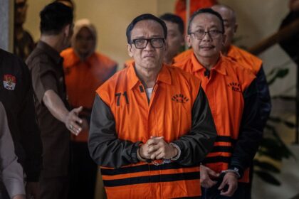 Wakil Menteri Ketenagakerjaan (Wamenaker) Immanuel Ebenezer (tengah) bersama tersangka lainnya berjalan menuju ruang konferensi pers usai terjaring OTT KPK di Gedung Merah Putih KPK, Jakarta, Jumat (22/8/2025). KPK menetapkan Wamenaker Immanuel Ebenezer bersama 10 orang lainnya sebagai tersangka kasus pemerasa pengurusan sertifikat Keselamatan dan Kesehatan Kerja (K3) di Kementerian Ketenagakerjaan.(ANTARA FOTO/Bayu Pratama S)