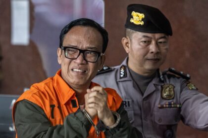 Wakil Menteri Ketenagakerjaan (Wamenaker) Immanuel Ebenezer (kiri) berjalan menuju ruang konferensi pers usai terjaring OTT KPK di Gedung Merah Putih KPK, Jakarta, Jumat (22/8/2025). KPK menetapkan Wamenaker Immanuel Ebenezer bersama 10 orang lainnya sebagai tersangka kasus pemerasa pengurusan sertifikat Keselamatan dan Kesehatan Kerja (K3) di Kementerian Ketenagakerjaan. ANTARA FOTO/Bayu Pratama S/foc.(BAYU PRATAMA S)