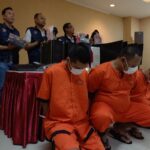 Lima tersangka pemain judi online yang diamankan Polda DIY, Kamis (31/7/2025)(KOMPAS.COM/WISANG SETO PANGARIBOWO)