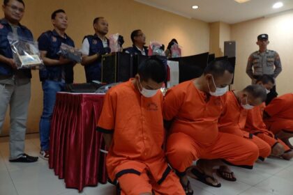 Lima tersangka pemain judi online yang diamankan Polda DIY, Kamis (31/7/2025)(KOMPAS.COM/WISANG SETO PANGARIBOWO)