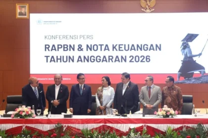 Menteri Investasi dan Kepala Hilirisasi/Kepala BKPM Rosan Perkasa Roeslani (dari kiri), Kepala Badan Gizi Nasional Dadan Hindayana, Menteri Kesehatan Budi Gunadi Sadikin, Menteri Keuangan Sri Mulyani Indrawati, Menteri Koordinator Bidang Perekonomian Airlangga Hartarto, Menteri Koordinator Bidang Pangan Zulkifli Hasan, dan Menteri Dalam Negeri Tito Karnavian sebelum konferensi pers RAPBN dan Nota Keuangan Tahun Anggaran 2026 di Jakarta, Jumat (15/8/2025). Bisnis/Himawan L Nugraha