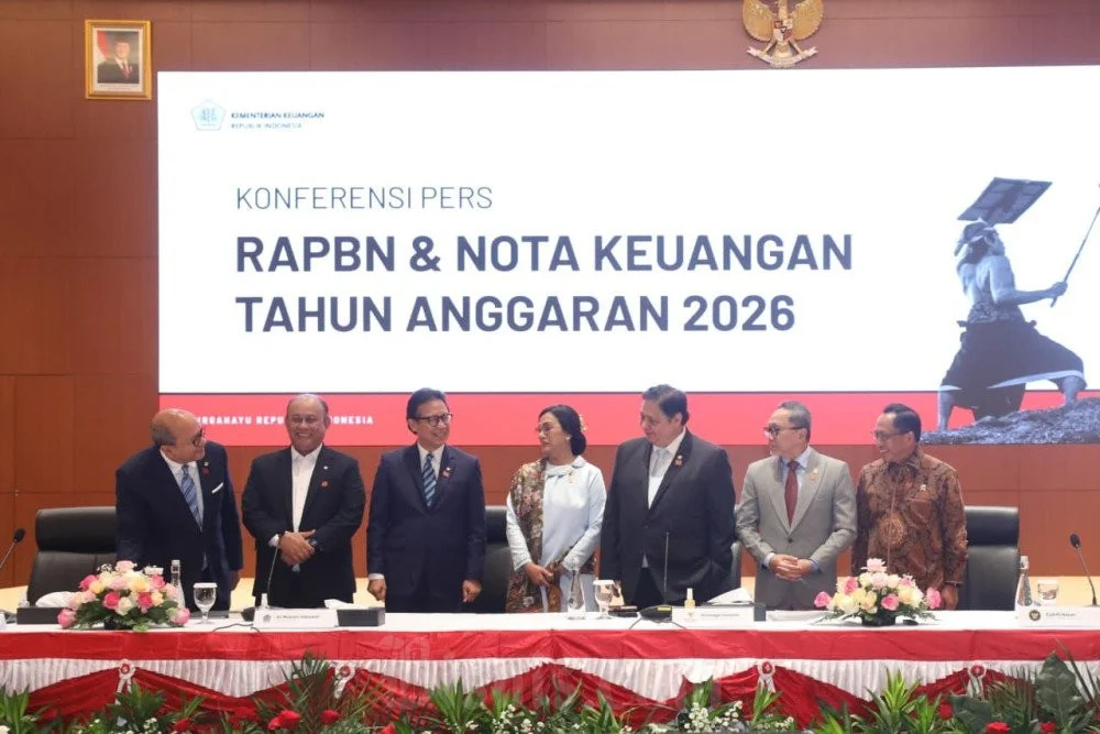 Menteri Investasi dan Kepala Hilirisasi/Kepala BKPM Rosan Perkasa Roeslani (dari kiri), Kepala Badan Gizi Nasional Dadan Hindayana, Menteri Kesehatan Budi Gunadi Sadikin, Menteri Keuangan Sri Mulyani Indrawati, Menteri Koordinator Bidang Perekonomian Airlangga Hartarto, Menteri Koordinator Bidang Pangan Zulkifli Hasan, dan Menteri Dalam Negeri Tito Karnavian sebelum konferensi pers RAPBN dan Nota Keuangan Tahun Anggaran 2026 di Jakarta, Jumat (15/8/2025). Bisnis/Himawan L Nugraha