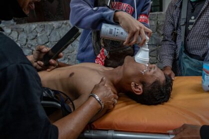 Tim kesehatan memberikan pertolongan pertama kepada pengunjuk rasa yang terluka di saat aksi di depan Kantor Bupati Pati, Kabupaten Pati, Jawa Tengah, Rabu (13/8/2025). Unjuk rasa yang berakhir ricuh itu karena massa kecewa dan menilai tuntutan mereka agar Bupati Pati Sudewo mundur dari jabatannya tidak segera dipenuhi. ANTARA FOTO/Aji Styawan/nym.(ANTARA FOTO/Aji Styawan)