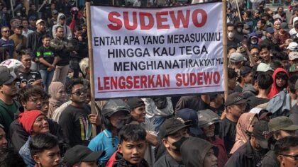Massa yang tergabung dalam Aliansi Masyarakat Pati Bersatu melakukan aksi demonstrasi menuntut Bupati Pati Sudewo mundur dari jabatannya karena dinilai arogan dan sejumlah kebijakannya tidak pro ke masyarakat di depan Kantor Bupati Pati, Kabupaten Pati, Jawa Tengah, 13 Agustus 2025. Antara/Aji Styawan