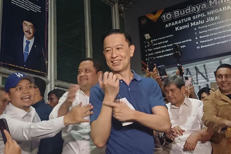 Eks Menteri Perdagangan (Mendag) Thomas Trikasih Lembong alias Tom Lembong memamerkan tangannya yang tidak diborgol petugas Kejaksaan Agung (Kejagung)usai resmi bebas dari Rumah Tahanan (Rutan) Cipinang, Jakarta Timur, Jumat (1/8/2025) malam.(KOMPAS.com/Syakirun Ni'am)