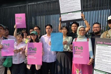 Pegiat media sosial (influencer) yang tergabung dalam Kolektif 17+8 Indonesia Berbenah mendatangi Gerbang Pancasila Kompleks DPR RI di Senayan, Jakarta Pusat, Kamis (4/9/2025). Kedatangannya untuk menyampaikan surat resmi kepada DPR RI yang berisi 17 tuntutan rakyat jangka pendek dan 8 tuntutan jangka panjang (17+8) menyusul aksi yang berlangsung sejak Senin (25/8/2025). (KOMPAS.com/FIKA NURUL ULYA)