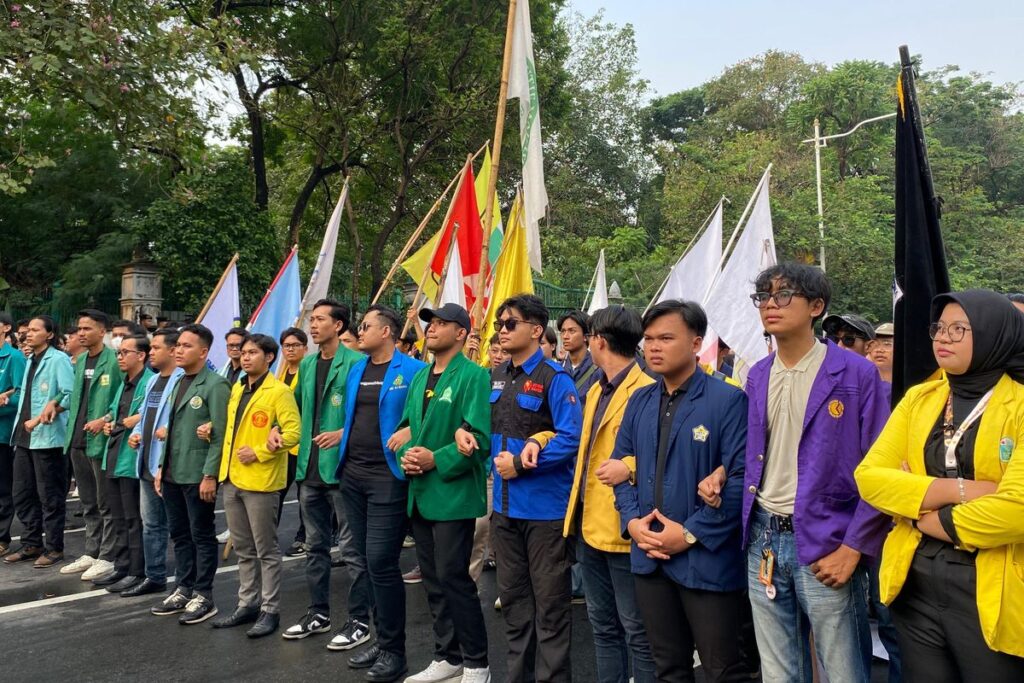 Ilustrasi BEM SI. Aksi unjuk rasa yang digelar Badan Eksekutif Mahasiswa Seluruh Indonesia (BEM SI) bersama sejumlah aliansi mahasiswa di kawasan Silang Selatan Monas, Jakarta Pusat, Senin (28/7/2025).(KOMPAS.com/Lidia Pratama Febrian )
