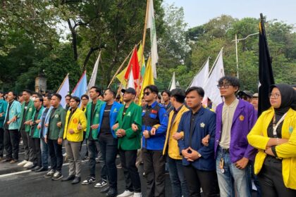 Ilustrasi BEM SI. Aksi unjuk rasa yang digelar Badan Eksekutif Mahasiswa Seluruh Indonesia (BEM SI) bersama sejumlah aliansi mahasiswa di kawasan Silang Selatan Monas, Jakarta Pusat, Senin (28/7/2025).(KOMPAS.com/Lidia Pratama Febrian )