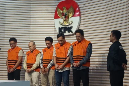 Lima tersangka kasus dugaan korupsi pencairan kredit fiktif di PT Bank Perkreditan Rakyat (BPR) Bank Jepara Artha (Perseroda) 2022-2024, Kamis (18/9/2025), di Gedung Merah Putih KPK, Jakarta Selatan./ BISNIS - M. Sulthon