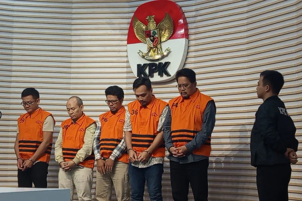 Lima tersangka kasus dugaan korupsi pencairan kredit fiktif di PT Bank Perkreditan Rakyat (BPR) Bank Jepara Artha (Perseroda) 2022-2024, Kamis (18/9/2025), di Gedung Merah Putih KPK, Jakarta Selatan./ BISNIS - M. Sulthon