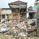 Kondisi bangunan ruko yang hancur diterjang banjir terlihat di kawasan Jalan Sulawesi, Denpasar, Bali, Rabu (10/9/2025). Sejumlah bangunan seperti ruko, toko dan rumah warga di wilayah Denpasar mengalami kerusakan akibat banjir yang terjadi di sejumlah titik sejak Rabu pagi. (ANTARA FOTO/Fikri Yusuf/nz)