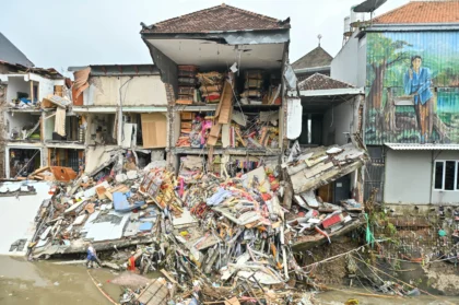 Kondisi bangunan ruko yang hancur diterjang banjir terlihat di kawasan Jalan Sulawesi, Denpasar, Bali, Rabu (10/9/2025). Sejumlah bangunan seperti ruko, toko dan rumah warga di wilayah Denpasar mengalami kerusakan akibat banjir yang terjadi di sejumlah titik sejak Rabu pagi. (ANTARA FOTO/Fikri Yusuf/nz)