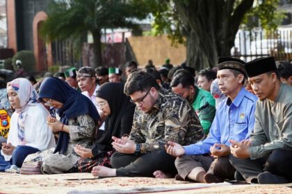 Pemkab Kediri, Jawa Timur, menggelar doa bersama di halaman kantor Pemkab di Jalan Soekarno-Hatta, Senin (1/9/2025), usai kerusuhan besar yang terjadi pada Sabtu (30/8/2025).(Dok Pemkab Kediri)