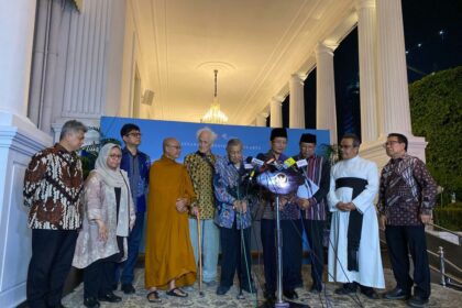 Tokoh bangsa yang tergabung dalam Gerakan Nurani Bangsa (GNB) meminta Presiden Prabowo Subianto membebaskan para mahasiswa hingga pelajar yang sampai kini masih ditahan kepolisian sejak demo pada Senin (25/8/2025) sampai akhir Agustus 2025. Permintaan ini disampaikan saat bertemu Presiden Prabowo selama tiga jam sejak pukul 16.30 WIB hingga 19.55 WIB di Kompleks Istana Kepresidenan, Jakarta Pusat, Kamis (11/9/2025). (KOMPAS.com/FIKA NURUL ULYA)