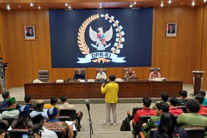 Tiga Wakil Ketua DPR RI Bertemu perwakilan mahasiswa di Ruang Abdul Muis, Gedung Nusantara, Kompleks Parlemen, Jakarta, Rabu (3/9/2025).(KOMPAS.com/Tria Sutrisna)