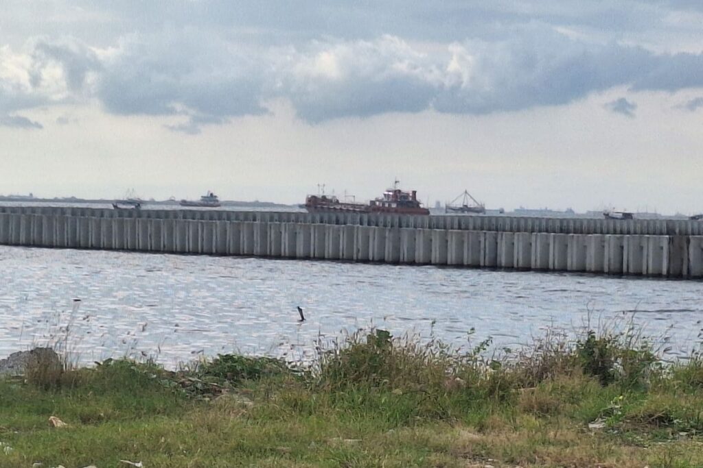 Pagar beton di wilayah utara Marunda, Cilincing, Jakarta Utara.(KOMPAS.com/ SHINTA DWI AYU)