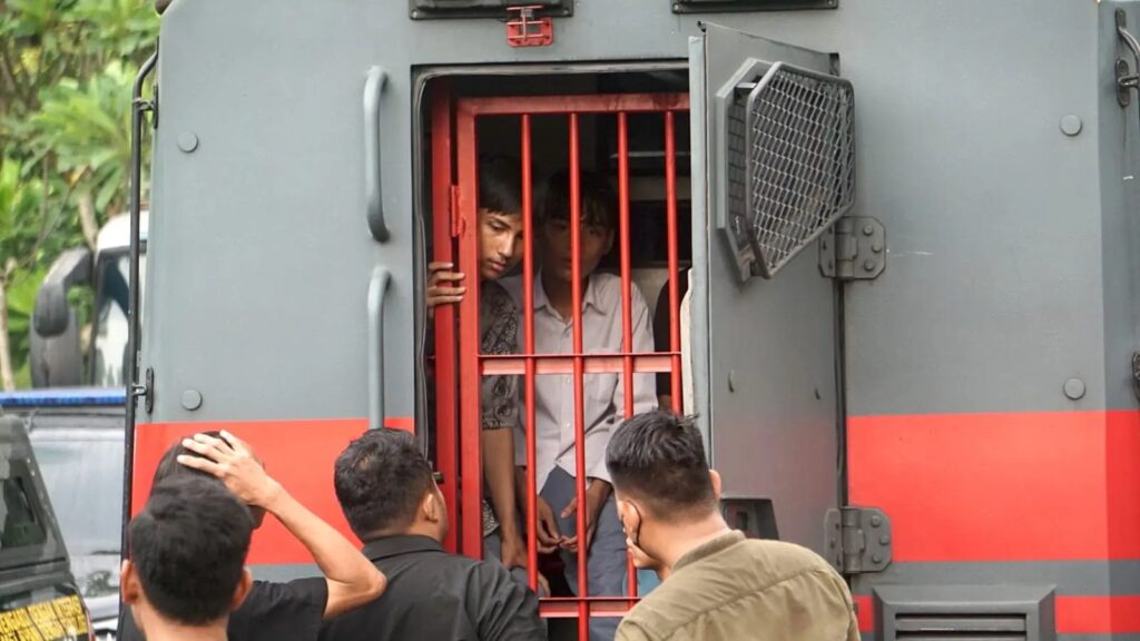 Sejumlah massa aksi di gedung DPR RI yang diamankan digiring untuk dibawa masuk ke kendaraan taktis, Kamis (28/8/2025). Foto: Faiz Fadjarudin suarasurabaya.net