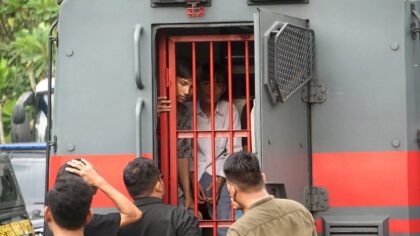 Sejumlah massa aksi di gedung DPR RI yang diamankan digiring untuk dibawa masuk ke kendaraan taktis, Kamis (28/8/2025). Foto: Faiz Fadjarudin suarasurabaya.net