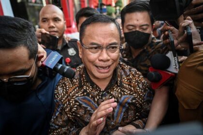 Bupati Pati Sudewo (tengah) berjalan keluar usai menjalani pemeriksaan di Gedung Merah Putih KPK, Jakarta, Rabu (27/8/2025). Sudewo diperiksa sebagi saksi kasus dugaan suap pembangunan dan pemeliharaan jalur kereta api di lingkungan Direktorat Jenderal Perkeretaapian (DJKA) Kementerian Perhubungan (Kemenhub) untuk klaster proyek pembangunan jalur kereta api ganda Solo Balapan-Kadipiro-Kalioso. ANTARA FOTO/Fauzan/agr(ANTARA FOTO/Fauzan)