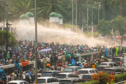 Massa aksi memadati gerbang depan komplek Dewan Perwakilan Rakyat di Jakarta, Sabtu (30/8/2025). Aksi unjuk rasa digelar sebagai bentuk protes terhadap kenaikan tunjangan anggota DPR dan reformasi di tubuh parlemen. Bisnis/Abdurachman