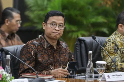 Dirjen Pajak Bimo Wijayanto mengikuti Konferensi pers APBN Kita di Kementerian Keuangan, Jakarta, Jumat (23/5/2025). / Bisnis-Arief Hermawan