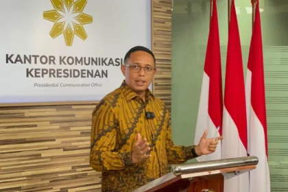 Kepala Komunikasi Kepresidenan Hasan Nasbi memberikan keterangan pers di Gedung Kwartir Nasional Gerakan Pramuka, Jakarta, Selasa (3/6/2025). Foto: Akbar Evandio