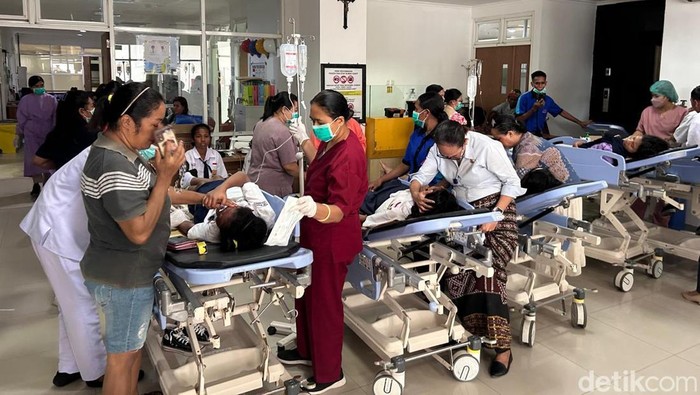 Foto: Suasana siswa SMP 8 Kupang diduga keracunan MBG dirawat di IGD RSUD S.K Lerik, Kota Kupang, NTT, Selasa (22/7/2025). (Simon Selly/detikBali)