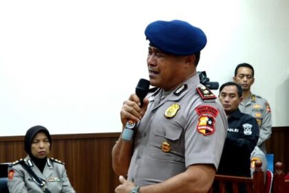 Komandan Batalyon (Danyon) Resimen IV Korps Brimob (Korbrimob) Polri, Kompol Cosmas Kaju Gae menangis usia dijatuhi hukuman Pemberhentian Dengan Tidak Hormat (PTDH) pada Rabu (3/9/2025) malam.(Tangkapan layar by Kompas)