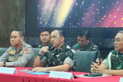 Kapuspen TNI Brigjen (Marinir) Freddy Ardianzah saat konferensi pers terkait informasi keliru terkait institusi TNI saat aksi demonstrasi akhir Agustus 2025, di Kantor Puspen TNI Cilangkap, Jakarta Timur, Jumat (5/9/2025).(KOMPAS.com/SINGGIH WIRYONO)