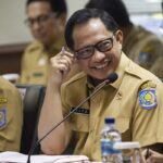 Menteri Dalam Negeri Tito Karnavian saat mengikuti rapat kerja dengan Komite I DPD di Kompleks Parlemen, Senayan, Jakarta, Senin (18/11/2019). Rapat tersebut membahas isu-isu terkait otonomi daerah, pemerintah daerah serta hubungan pusat dan daerah. (ANTARA FOTO/Dhemas Reviyanto)