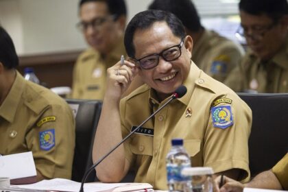 Menteri Dalam Negeri Tito Karnavian saat mengikuti rapat kerja dengan Komite I DPD di Kompleks Parlemen, Senayan, Jakarta, Senin (18/11/2019). Rapat tersebut membahas isu-isu terkait otonomi daerah, pemerintah daerah serta hubungan pusat dan daerah. (ANTARA FOTO/Dhemas Reviyanto)