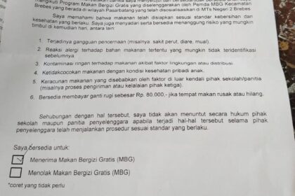 Surat pernyataan yang diterbitkan Madrasah Tsanawiyah (MTs) Negeri 2 Brebes, Jawa Tengah, menuai kontroversi karena isinya meminta orangtua siswa untuk tidak menggugat sekolah apabila anak mereka mengalami keracunan akibat program Makanan Bergizi Gratis (MBG). Dok. Warga Brebes