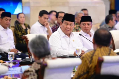 Presiden Prabowo Subianto berdiskusi dengan tokoh lintas agama, serikat pekerja, hingga ketua partai di Istana Kepresidenan, Jakarta, Senin (1/9/2025). Foto. dok. BMPI