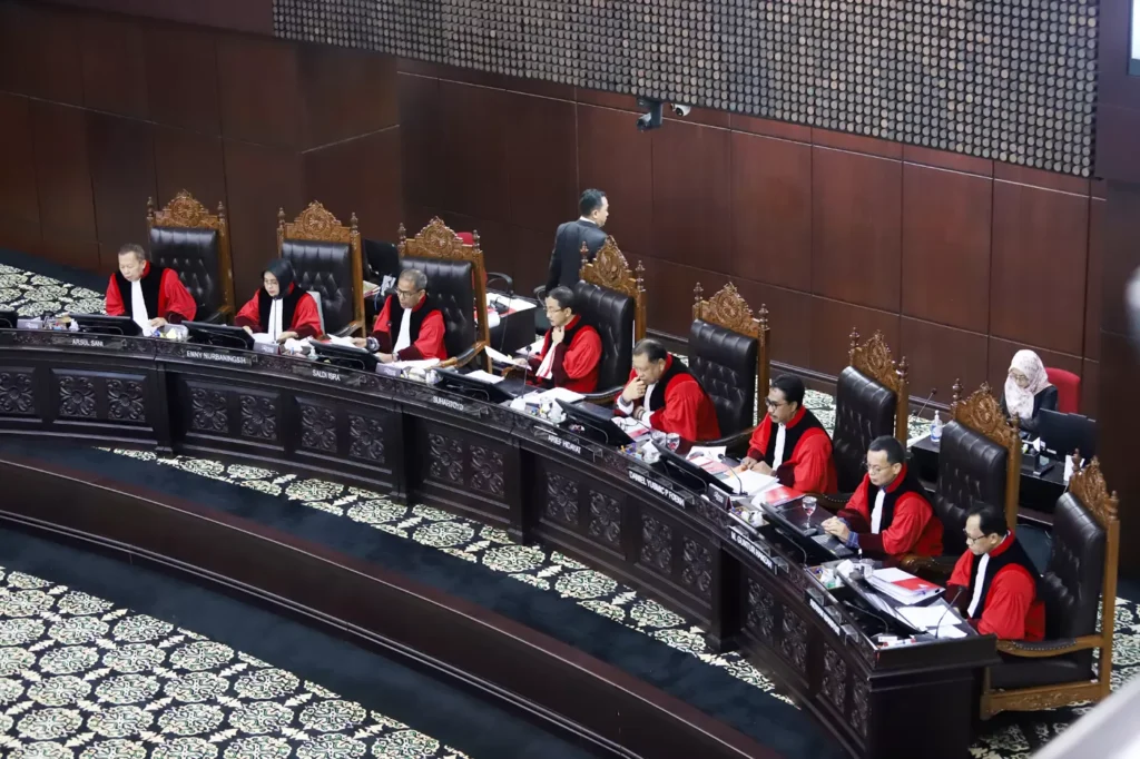 Ilustrasi Foto: Ketua Mahkamah Konstitusi (MK) Suhartoyo (tengah) didampingi Hakim Konstitusi Saldi Isra (kiri) dan Arief Hidayat (kanan) memimpin jalannya sidang putusan perselisihan hasil Pilpres 2024 di Gedung Mahkamah Konstitusi, Jakarta, Senin (22/4/2024). (DERY RIDWANSAH/ JAWAPOS.COM)