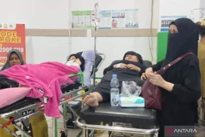 Siswa MAN I Cianjur dan SMP PGRI I Cianjur mendapat perawatan di RSUD Sayang dan Bhayangkara Cianjur akibat keracunan setelah mengonsumsi Makan Bergizi Gratis (MBG). Dok ANTARAFOTO