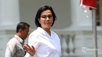Menteri Keuangan Sri Mulyani meninggalkan Kompleks Istana Kepresidenan, Jakarta, Selasa (22/10/2019). Sri Mulyani yang masih dipercaya Presiden Prabowo Subianto menjabat Menteri keuangan itu, kini dikabarkan mundur dari Kabinet Merah Putih. Foto: TribunNews/Irawan Rismawan
